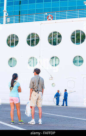 Vater und Tochter schauen Sie oben an der riesigen Ozean Kreuzfahrtschiff Serenade der Meere in Dubrovnik Kroatien rüstet sich für die Fahrt. Stockfoto