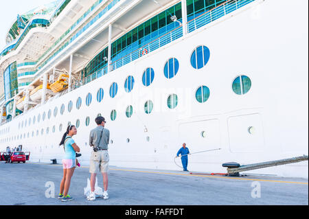 Vater und Tochter schauen Sie oben an der riesigen Ozean Kreuzfahrtschiff Serenade der Meere in Dubrovnik Kroatien rüstet sich für die Fahrt. Stockfoto