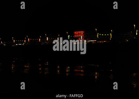 Nacht-Strandblick, mit Reflexionen, rote Fassade Edwardian Hotel und Decodance-Beleuchtung, zentralen Promenade Blackpool, UK Stockfoto