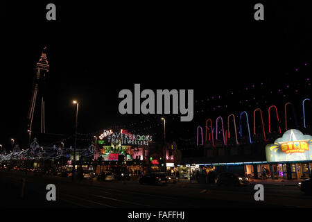 Nacht Schrägansicht zentralen Promenade Verkehr, Star-Attraktion nach Coral Island und rot-weißer Turm, Blackpool Illuminations, UK Stockfoto