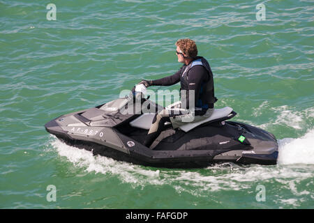 Mann auf Jetski in Bournemouth im August Stockfoto