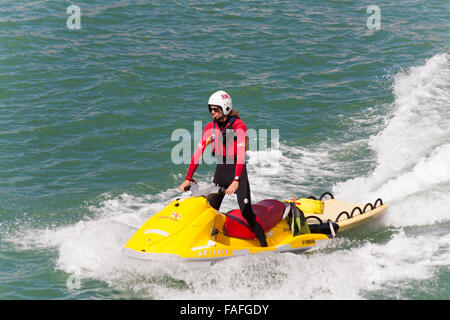 RNLI-Rettungsschwimmer Jetski mit Rettungsschwimmer standen im August in Bournemouth, Dorset, Großbritannien, auf See Stockfoto