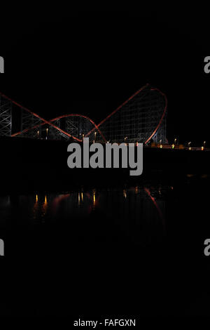 Strand-Porträt mit Reflexionen in Richtung 'Big Drop', "Big eine Achterbahn", New South Promenade, Blackpool Illuminations, 2013 Stockfoto