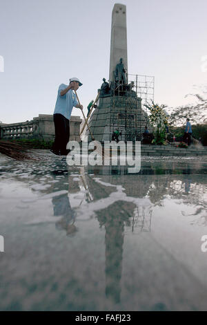 (151229)--MANILA, 29. Dezember 2015 (Xinhua)--ein Arbeiter reinigt das Denkmal des philippinischen Nationalhelden José Rizal für die morgige Gedenken an seinem 119. Todestag im Rizal Park in Manila, Philippinen, 29. Dezember 2015. Philippinische Nationalheld, Jose Rizal, gefeiert als große philippinische Patriot war der Vorläufer der Unabhängigkeitsbewegung des Landes. Er wurde geschossen und getötet von spanischen Kolonialisten auf 30. Dezember 1896. (Xinhua/Rouelle Umali) Stockfoto