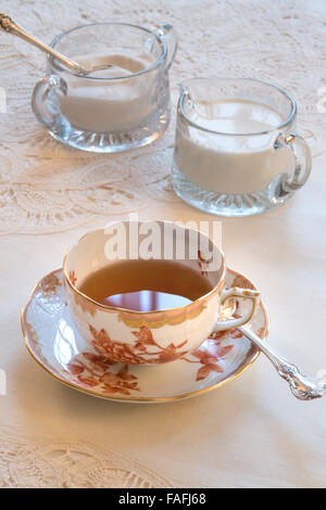 Vintage Teetasse und Untertasse Stockfoto