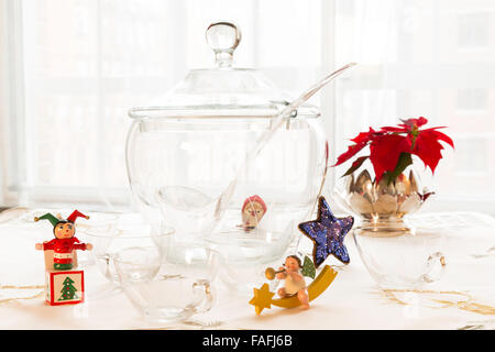 Kristall-Bowle mit Weihnachtsschmuck Stockfoto