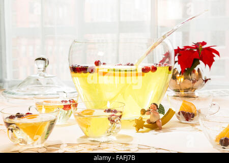 Kristall-Bowle mit Weihnachtsschmuck Stockfoto