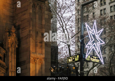 Weihnachtsschmuck und Straßenschilder, Ecke der Wand und Broadway, Finanz-District, NYC, USA Stockfoto