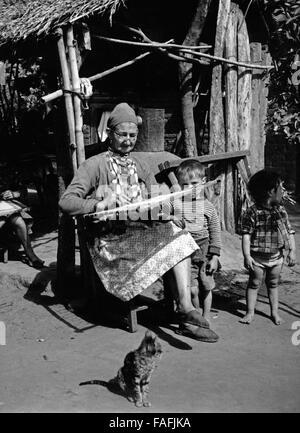 Pilgermuschel Frau Beim Sticken, Paraguay 1960er Jahre. Ältere Dame Nähen, Paraguay der 1960er Jahre. Stockfoto