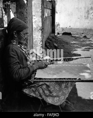 Pilgermuschel Frau Beim Sticken, Paraguay 1960er Jahre. Ältere Dame Nähen, Paraguay der 1960er Jahre. Stockfoto