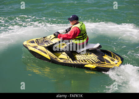 Mann auf Jetski in Bournemouth im August Stockfoto