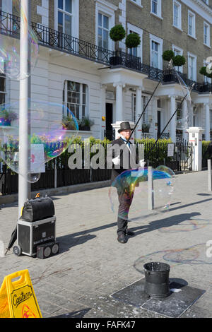 Mann, die Schaffung von großen Luftblasen in Thurloe Place London Stockfoto