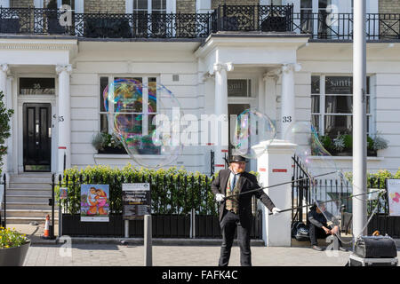 Mann, die Schaffung von großen Luftblasen in Thurloe Place London Stockfoto