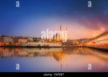 Das Panorama der Schönheit von Istanbul einen dramatischen Sonnenuntergang vom Galata-Brücke, Istanbul, Türkei Stockfoto