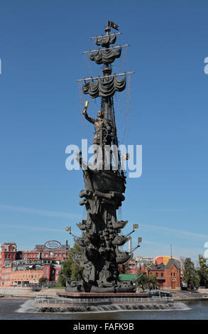 Peter die große Statue auf dem Fluss Moskwa und den Vodootvodny-Kanal in Moskau, Zentralrussland. Stockfoto