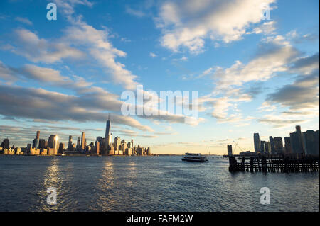 Malerischen Sonnenuntergang Blick auf die Skyline von Downtown Manhattan aus über den Hudson River in New Jersey Stockfoto