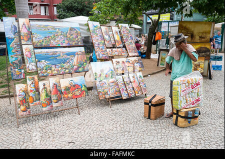 RIO DE JANEIRO, Brasilien - 25. Oktober 2015: Shopper Blick auf Kunst angezeigt auf der Outdoor-Messe Hippie Markt im allgemeinen Osorio. Stockfoto