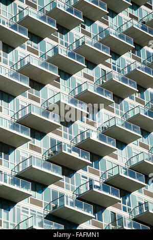 Abstrakte architektonischen Hintergrund von Glas Balkone auf modernen Wohnhaus Stockfoto