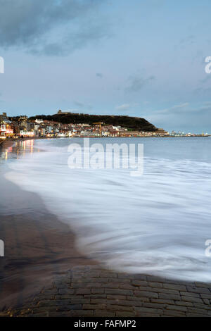 Scarborough South Bay in der Abenddämmerung an den hohen Gezeiten, North Yorkshire Stockfoto