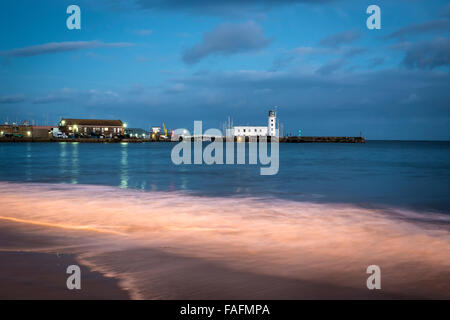 Scarborough South Bay in der Abenddämmerung an den hohen Gezeiten, North Yorkshire Stockfoto