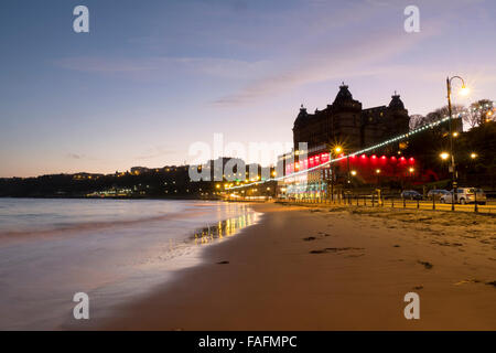 Scarborough South Bay in der Abenddämmerung an den hohen Gezeiten, North Yorkshire, zeigt das Grand Hotel Stockfoto