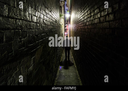 Silhouette eines unkenntlich Mann zu Fuß in eines der vielen Alleways in Melbourne, Australien. Stockfoto