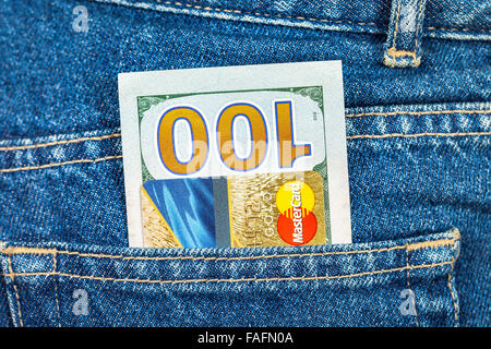 Kreditkarte MasterCard mit US-Dollar ragte aus der hinteren Hosentasche Stockfoto