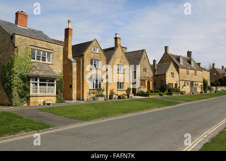 Straßenszene mit alten Häusern in Broadway Cotswolds England UK Großbritannien Stockfoto