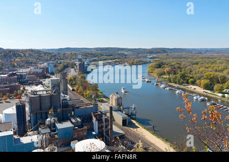 Luftaufnahme von Red wing, Minnesota Mississippi Fluß Industrie und Marina aus auf Scheune Felsen Stockfoto