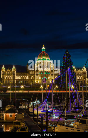 British Columbia legislative Gebäude in weihnachtlichen Farben beleuchtet Stockfoto