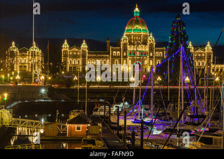 British Columbia legislative Gebäude in weihnachtlichen Farben beleuchtet Stockfoto