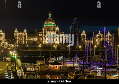 British Columbia legislative Gebäude in weihnachtlichen Farben beleuchtet Stockfoto