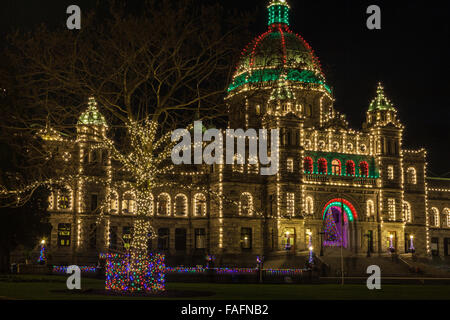 British Columbia legislative Gebäude in weihnachtlichen Farben beleuchtet Stockfoto