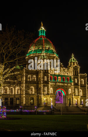 British Columbia legislative Gebäude in weihnachtlichen Farben beleuchtet Stockfoto