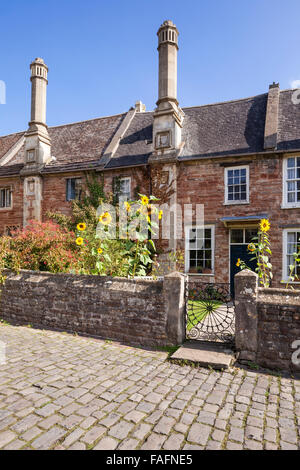 Gebäude des Grades 1 aufgeführten in enger Vikare in der Domstadt von Wells, Somerset UK - eine geplante Straße in der Mitte des 14. Jahrhunderts Stockfoto