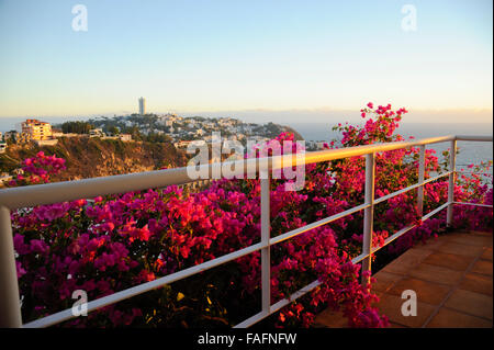 Blick auf die Quebrada Abschnitt der alten Acapulco, Mexiko. Blick auf den Pazifischen Ozean Stockfoto