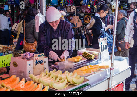 Obstverkäufer in die Ameyoko Marktstraße in Okachimachi, Tokyo, Japan Stockfoto