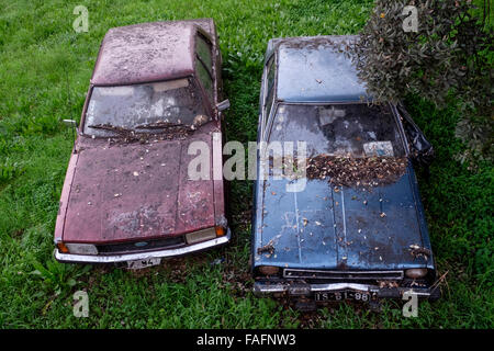 Draufsicht auf zwei verlassene alte Autos nebeneinander Stockfoto