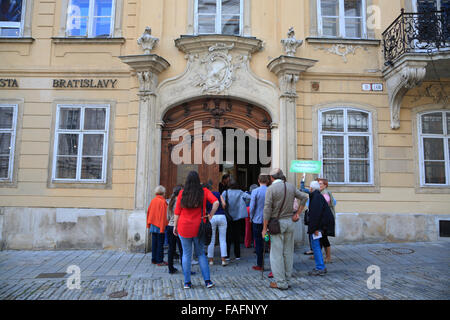 Geführte Rundfahrt in der Altstadt, Bratislava, Slowakei, Europa Stockfoto