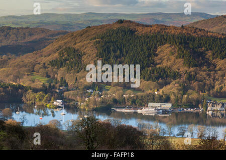 Lakeside und Sommer Haus Knott gesehen von Gummer wie in der Nähe von Newby Brücke, Lake District, Cumbria Stockfoto