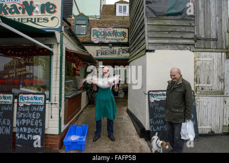 Sonny Elliot, Besitzer der Rock-a-Nore Fischerei, hält ein frisches lokal gefangen 40lb Kabeljau. Hastings. East Sussex. England. VEREINIGTES KÖNIGREICH. Stockfoto