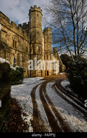 Haupteingang und Torhaus im Schnee. Battle Abbey, Schlacht, Sussex, England, Vereinigtes Königreich, Europa Stockfoto