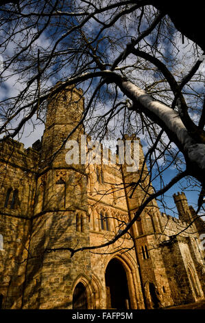 Haupteingang und Torhaus im Schnee. Battle Abbey, Schlacht, Sussex, England, Vereinigtes Königreich, Europa Stockfoto