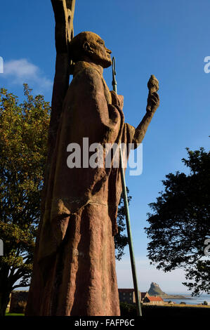 Statue des St. Aidan, Lindisfarne Priory, Holy Island, Northumberland, England. VEREINIGTES KÖNIGREICH. Europa Stockfoto