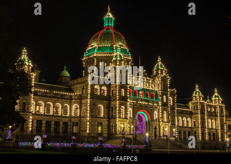 British Columbia legislative Gebäude in weihnachtlichen Farben beleuchtet Stockfoto