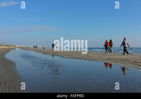 Carnon, Languedoc Roussillon, Frankreich. 29. Dezember 2015. Leichte Winterwanderung am Strand in der Nähe von La Grande Motte in Carnon nach einigen Tagen des schlechten Wetters. Bildnachweis: Digitalman/Alamy Live-Nachrichten Stockfoto