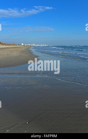 Carnon, Languedoc Roussillon, Frankreich. 29. Dezember 2015. Leichte Winterwanderung am Strand in der Nähe von La Grande Motte in Carnon nach einigen Tagen des schlechten Wetters. Bildnachweis: Digitalman/Alamy Live-Nachrichten Stockfoto