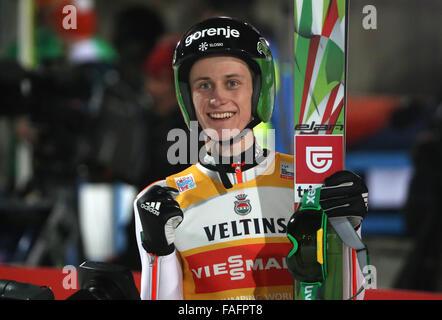 Oberstdorf, Deutschland. 29. Dezember 2015. Peter Prevc Sloweniens reagiert nach seinem erste Sprung in der ersten Phase der Vierschanzentournee Skispringen Turnier in Oberstdorf, Deutschland, 29. Dezember 2015. Foto: Fredrik von Erichsen/Dpa/Alamy Live News Stockfoto