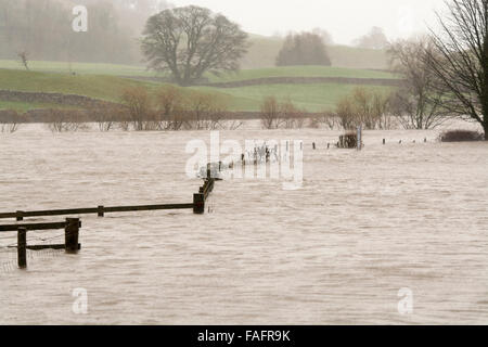 Überfluteten Land und Straßen in Wensleydale, North Yorkshire, UK. Stockfoto