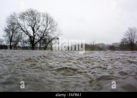 Überfluteten Land und Straßen in Wensleydale, North Yorkshire, UK. Stockfoto